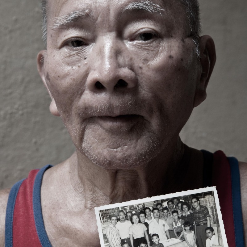 Eugenio Lee Wong muestra una fotografía