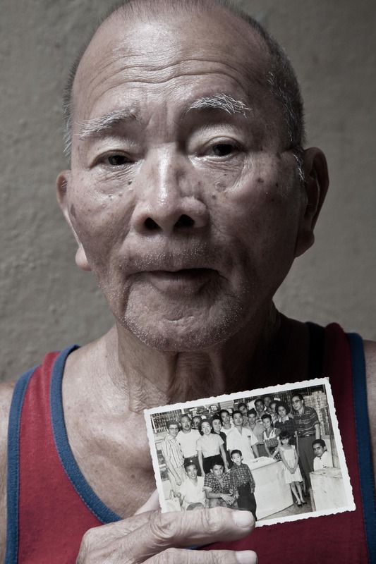 Eugenio Lee Wong muestra una fotografía